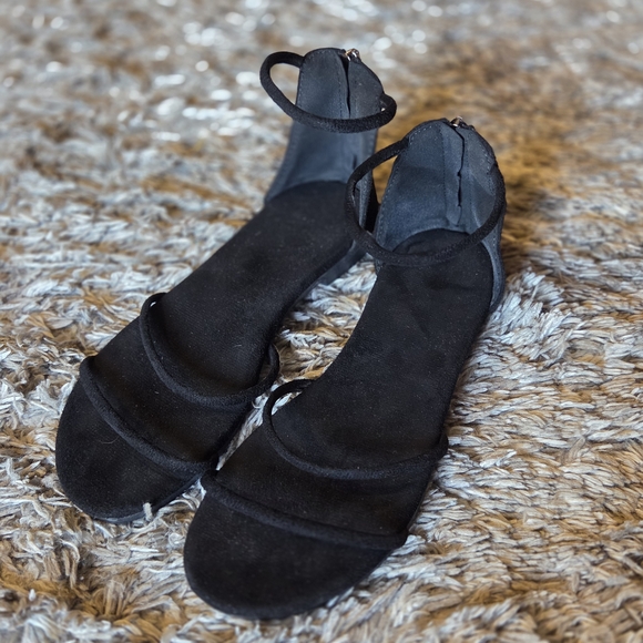 Cute Size 7.5 Velour Velvet Feel Black Women's Sandals - Picture 1 of 5